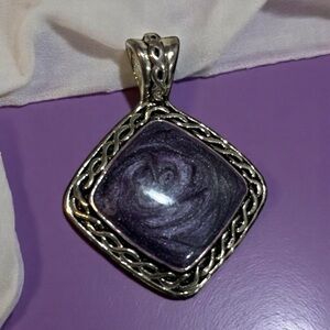 KENNETH COLE STAMPED PEARLESCENT SQUARE PENDANT PURPLE WITH SILVER TONE SETTING